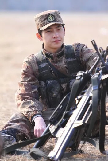 星兵报到杨洋为了对友险些丧命再战军旅题材