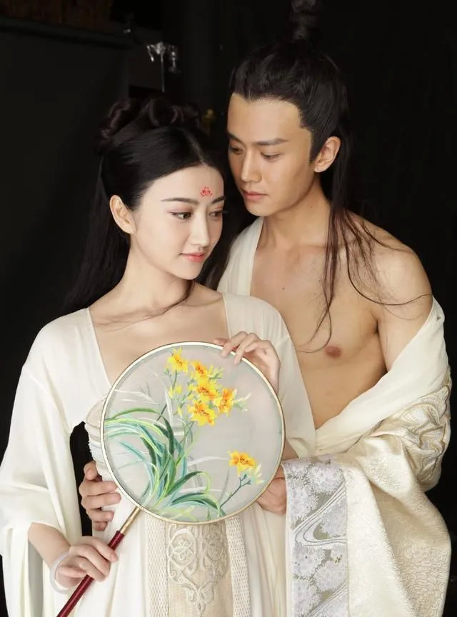 景甜任嘉伦吻戏动作僵硬,导演气得不打一处来,两人经验却很丰富