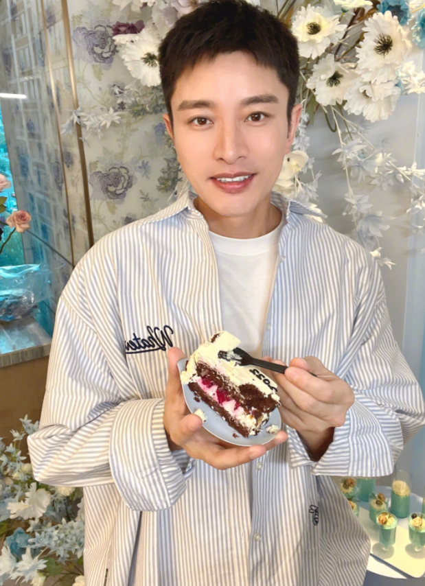 贾乃亮庆祝38岁生日,李小璐疑似送上蛋糕,网友喊话:就当是二婚