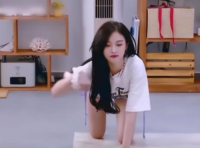 在吴宣仪穿着超短裤爬行的背后,隐藏着多少