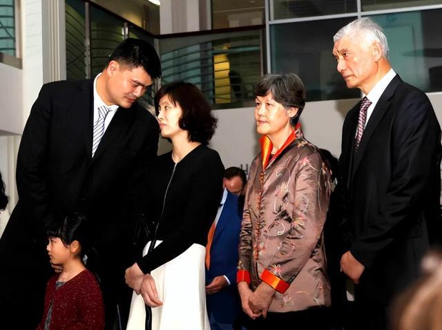 姚明当年怎么想的,放弃高颜值有名气的赵蕊蕊,坚持选择低调叶莉