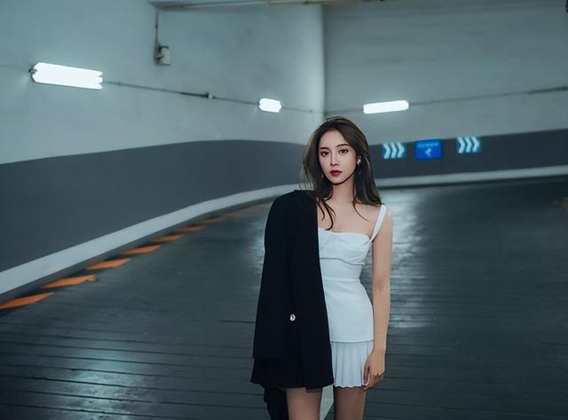 而美娜的真名叫作宋美娜,出生于1993年,从小就很漂亮,曾经还是女子