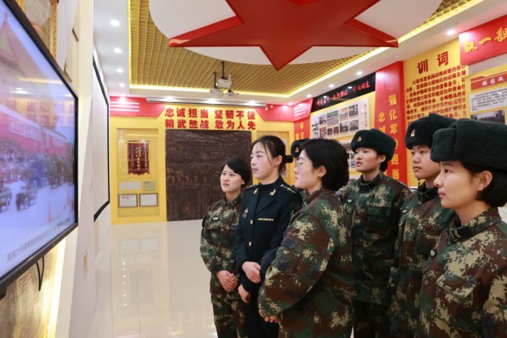 联黎部队军事性别顾问高度赞扬中国维和女军人一张纸折一本书视频