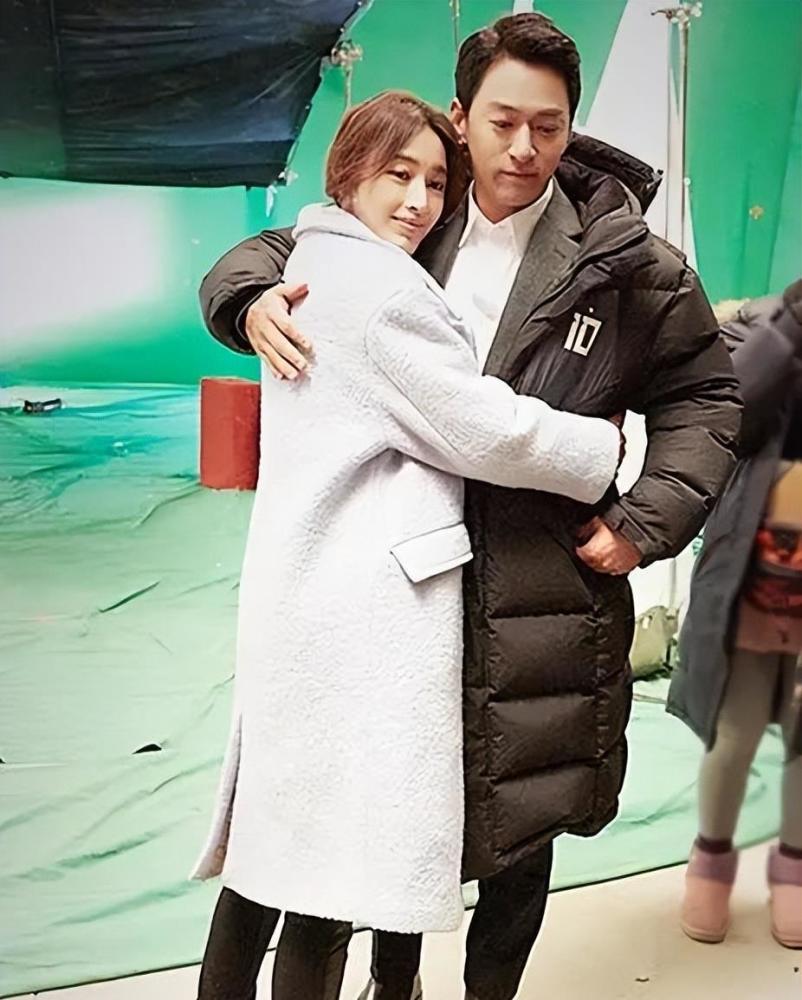 张俪恋情疑似曝光被小9岁男友戳酒窝约会后两人一起回家