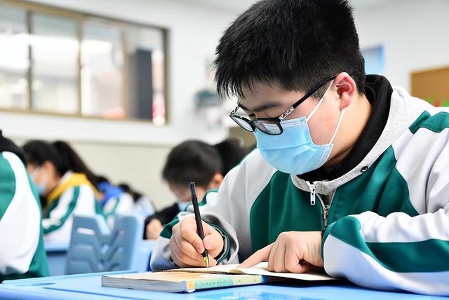 “双休制”被取消，中小学生周六也要正常上课？教育部给出回应_腾讯新闻