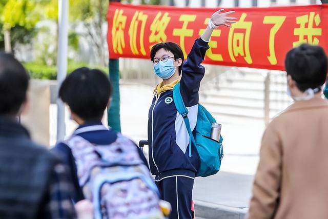 “双休制”被取消，中小学生周六也要正常上课？教育部给出回应_腾讯新闻