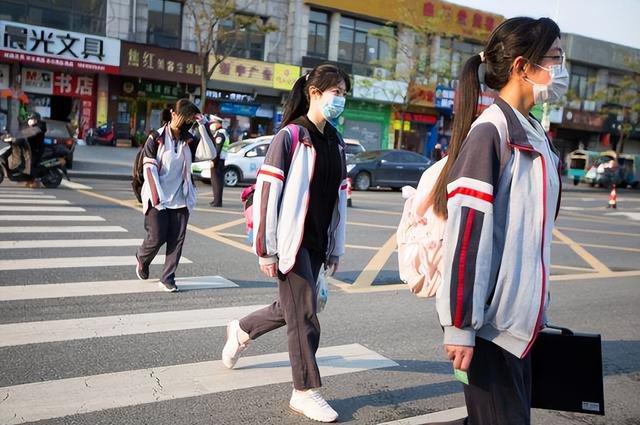 “双休制”被取消，中小学生周六也要正常上课？教育部给出回应_腾讯新闻