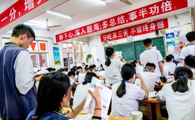 “双休制”被取消，中小学生周六也要正常上课？教育部给出回应_腾讯新闻