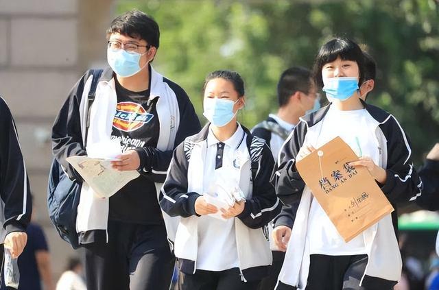 “双休制”被取消，中小学生周六也要正常上课？教育部给出回应_腾讯新闻