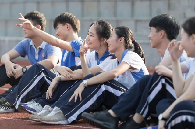 “双休制”被取消，中小学生周六也要正常上课？教育部给出回应_腾讯新闻