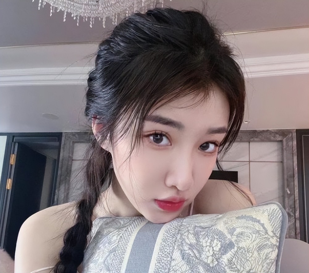 郭艾伦前女友马阳阳晒自拍照素颜出镜笑容甜美让人融化