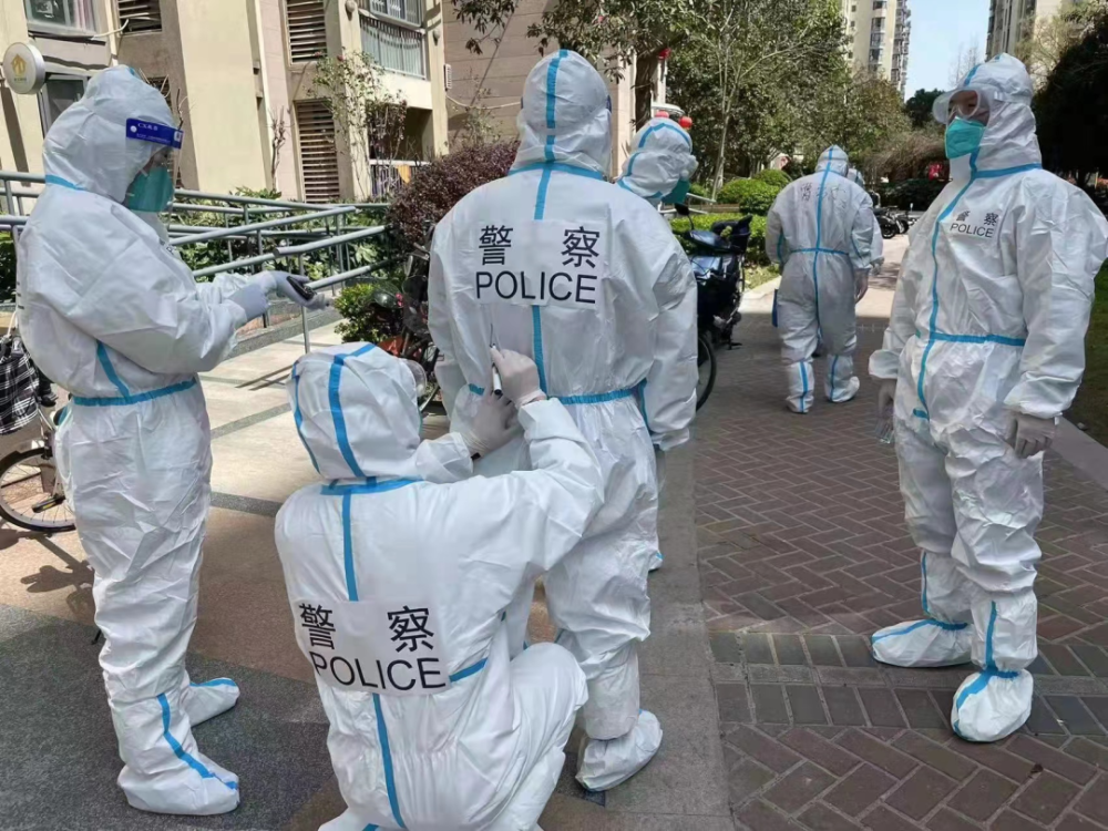 交警化身外卖小哥在封闭小区内送起了快递疫线警察蓝