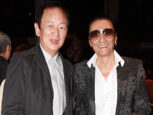 王羽去世后曾江首露面,国外度假心情好,现身大排档吃饭接地气