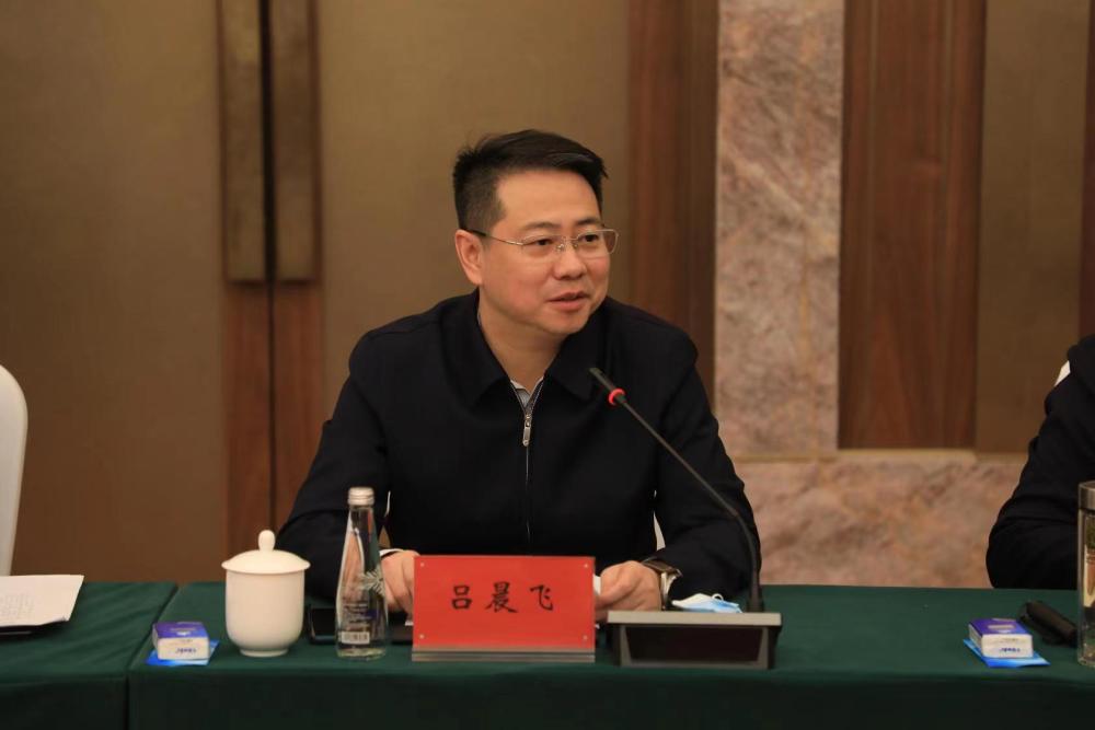 区委常委,常务副区长吕晨飞在座谈会上,向各企业家在过去一年对房山区