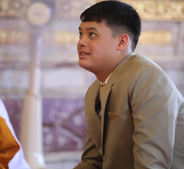 17岁提帮功近照曝光,准王储回国王者归来,身高超过180气度不凡