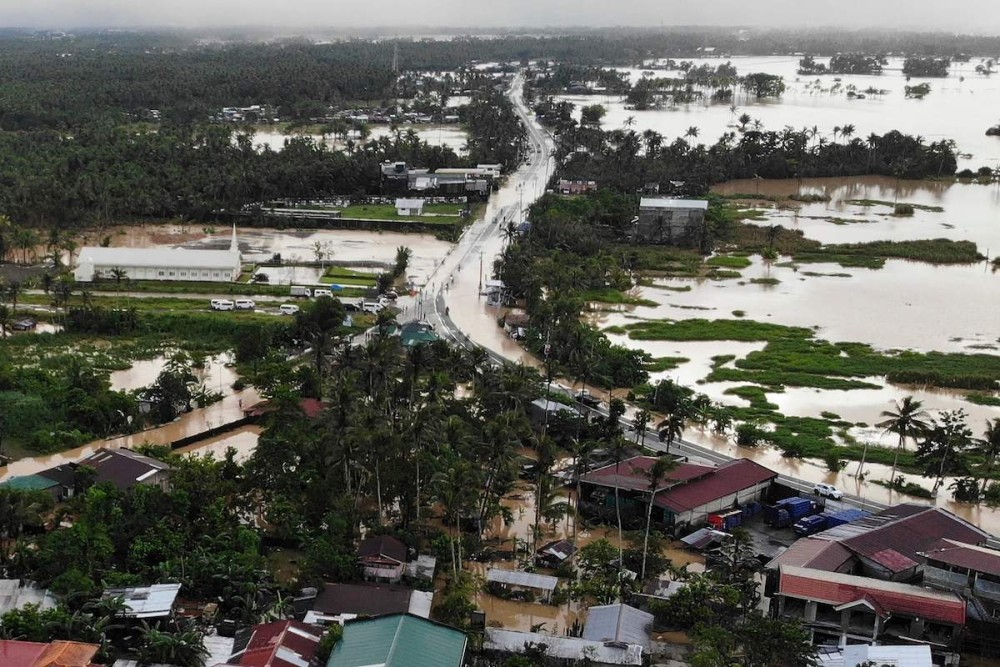 “鲇鱼”登陆菲律宾后引发洪水和山体滑坡，死亡人数升至43