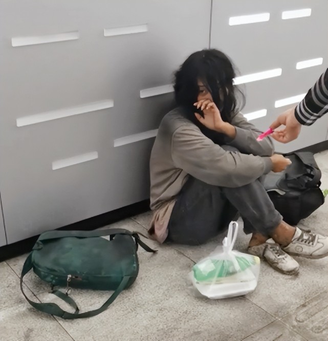 女子流浪深圳华强北多年,衣着狼狈相貌出众,让人看了惋惜_腾讯新闻