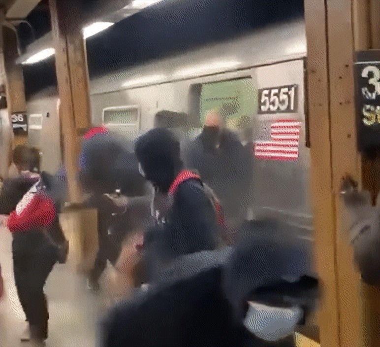 纽约早高峰上演地铁惊魂，非裔男子持枪乱射两分钟，29人血染车厢