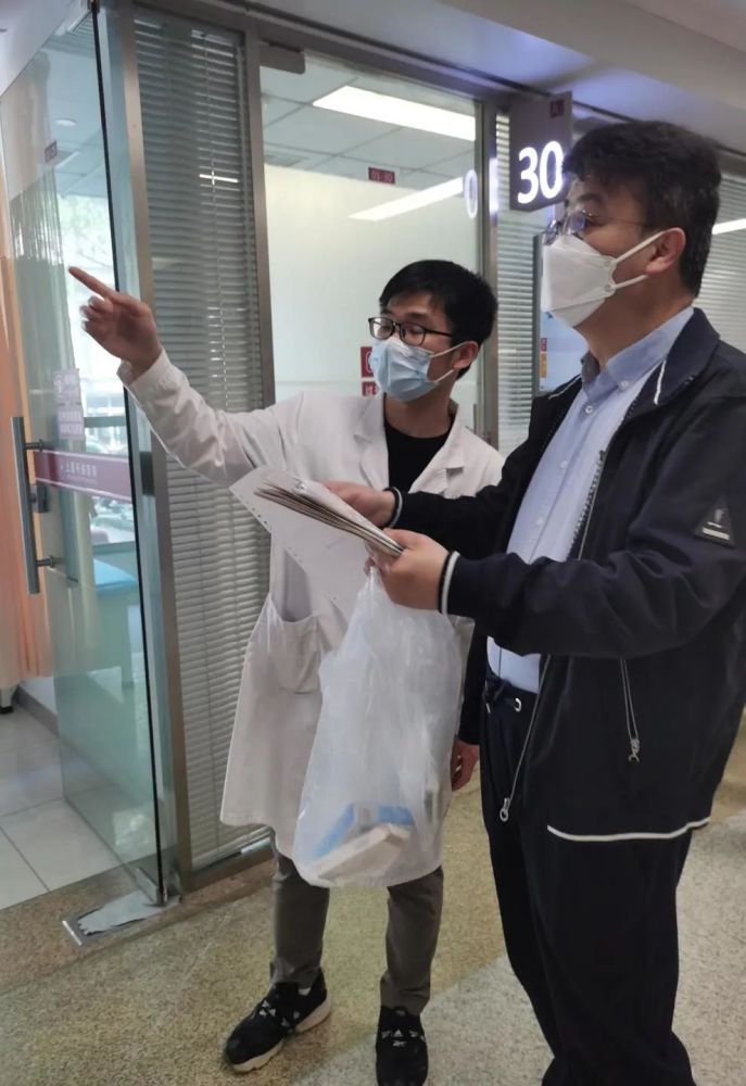 北京大学口腔医院代诊挂号服务流程老人就医全程搀扶照料，细节尽显贴心的简单介绍