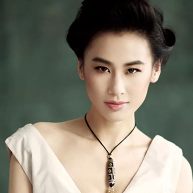 杨子脖子戴着1亿的天珠却推着80多岁的老妈出镜卖货