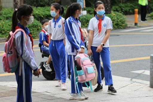 "神兽归笼",福田区小学生今早返校上学_腾讯新闻