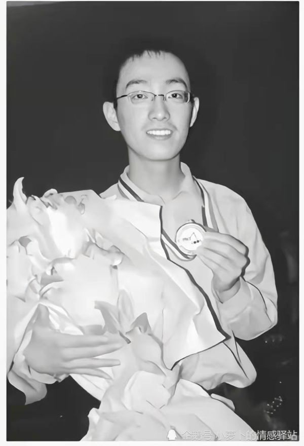 杨振宁把19岁的爱徒李真推荐到美国深造,如今麻省博士毕业,面对国内
