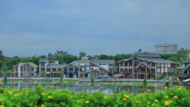 以上圖源丨天河潭旅遊度假區月亮湖公園地址:貴安新區湖潮鄉貴安大道