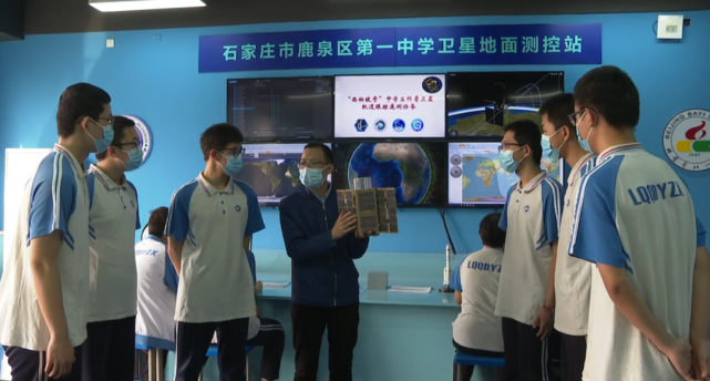 接受航天科技教育在科技楼"西柏坡"号联合实验室里鹿泉一中"航天班"