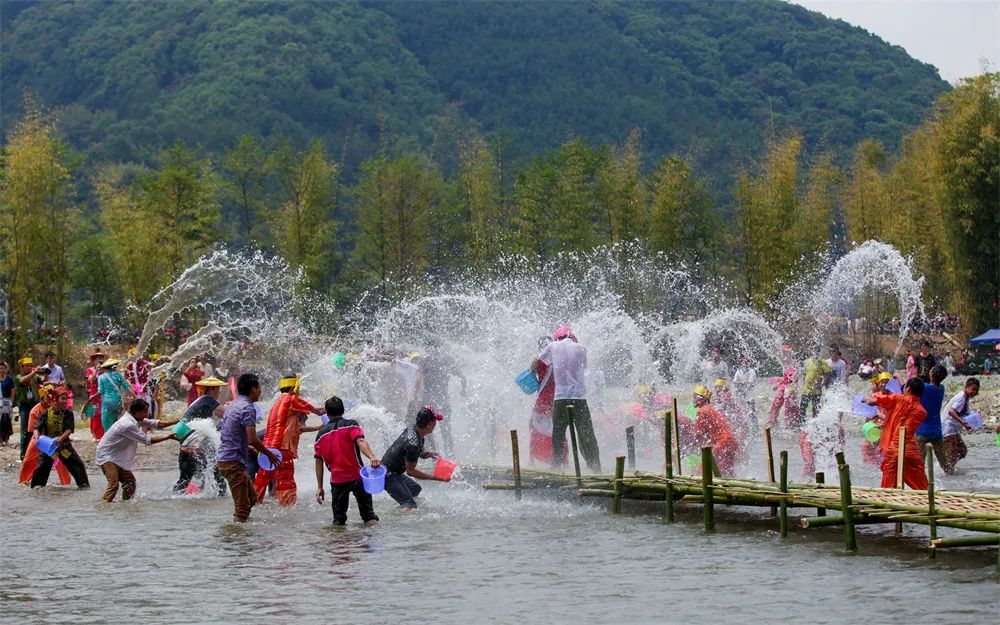 请查收这份来自德宏泼水节的特别邀请函