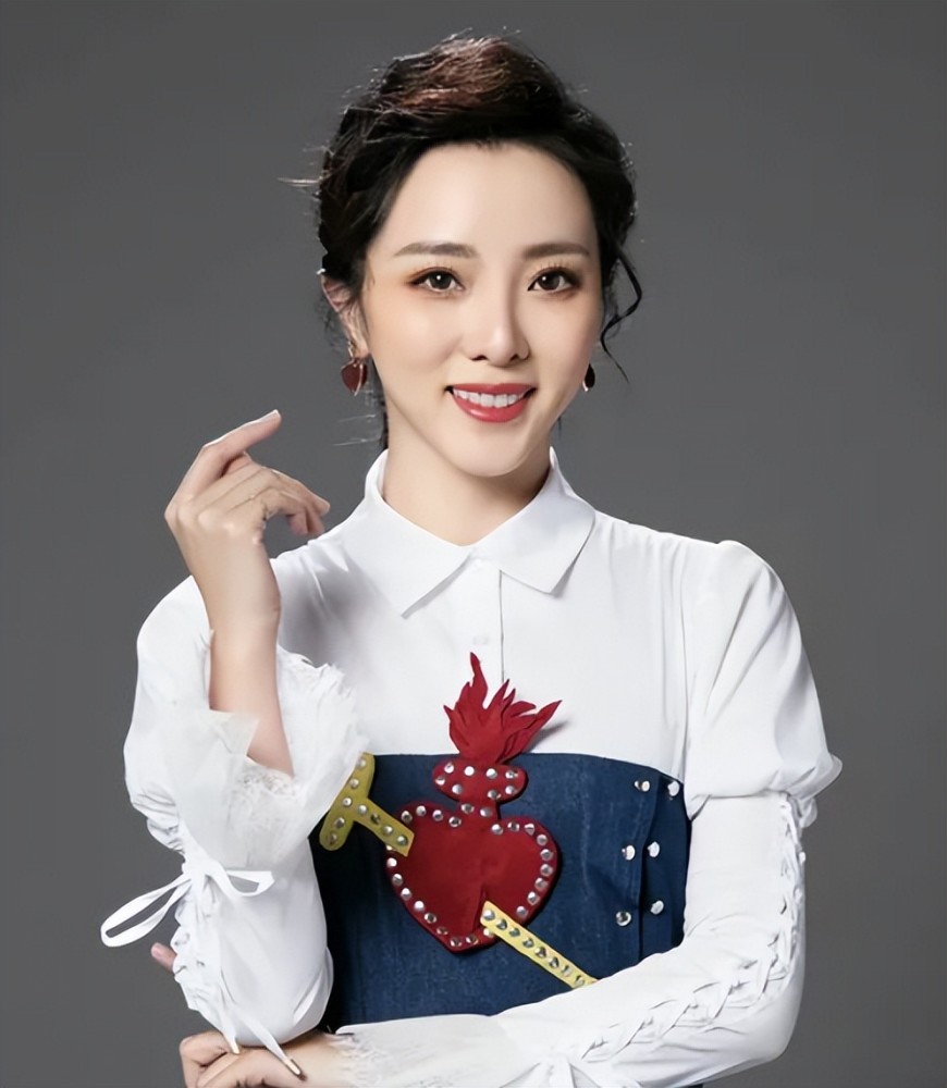 央视李思思素颜健身,身体被折成90度下巴变形,嫁大学初恋好幸福_腾讯