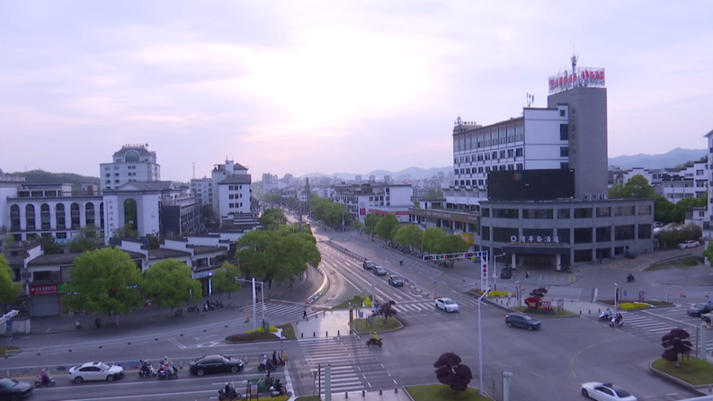4月12日上午,记者发现,婺源县城区沿街大部分商铺已恢复营业.