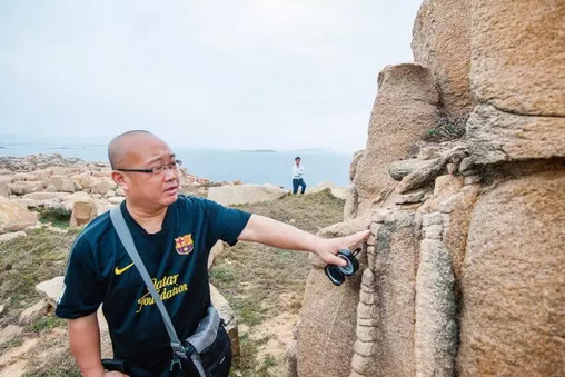 魏勇在观察地质地貌情况