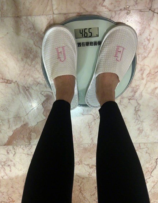 从体重秤上来看,如今的甘婷婷体重仅有92斤左右,完全算得上是标准的"