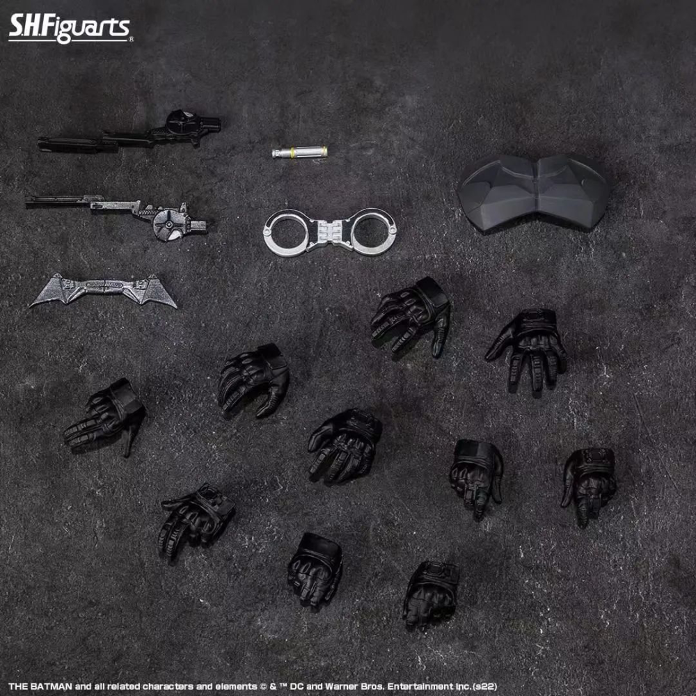 配件部分还是比较丰富的,一共5对替换手另外还给了蝙蝠镖,钩爪枪