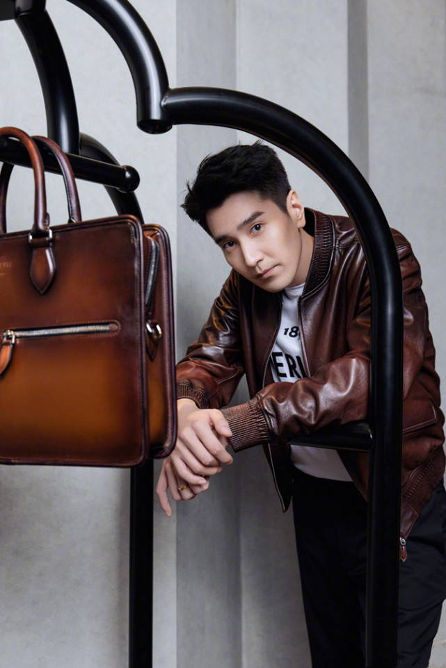 赵又廷穿皮夹克拍大片,荧幕男神变霸道男模_腾讯新闻