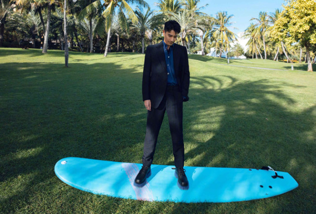 赵又廷穿皮夹克拍大片,荧幕男神变霸道男模_腾讯新闻