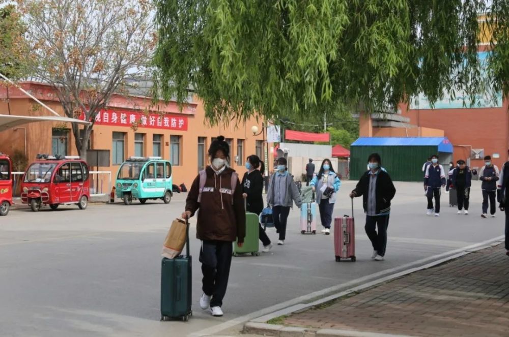 汶上圣泽中学迎来返校复学第一天