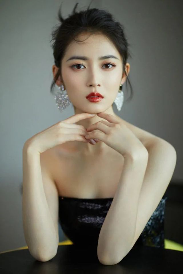 但是有特色的美女太少,大家觉得这5位四川籍的女明星,大家觉