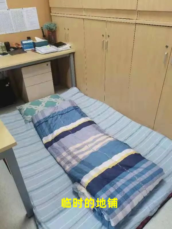 疫情下的上海打工人:把超市当宿舍,男女员工集体搭帐篷睡觉