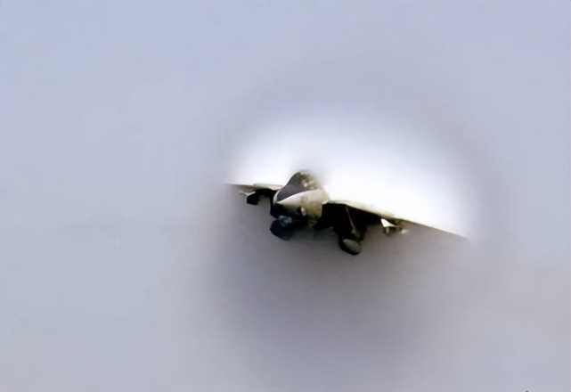 通过马赫我们可以得知超音速飞行会产生超高温,特别是对于飞机头部