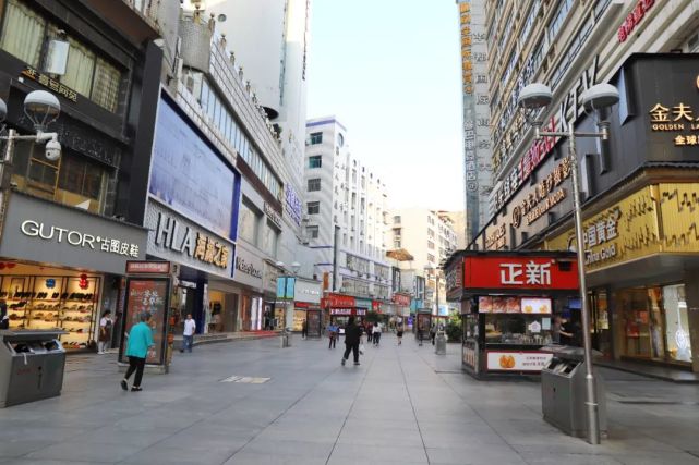 进步行桥头,就到了饶城必到的旅游打卡地之一——抗建中路上饶步行街