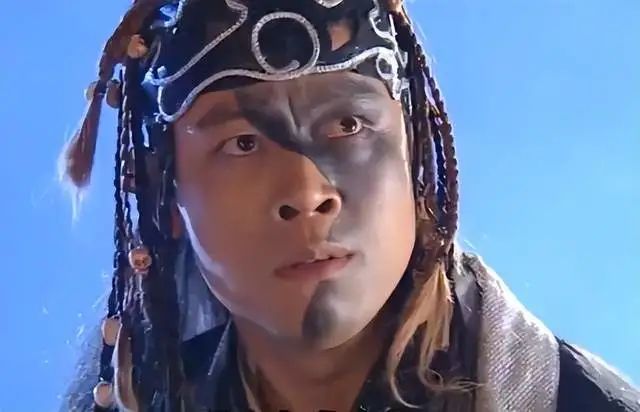 《倚天屠龙记》中,晋松却饰演了堪称老奸巨猾,城府极深的鹤笔翁一角