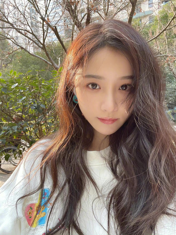 阿冷自曝合约到期疑将退播网友猜测其要回去结婚