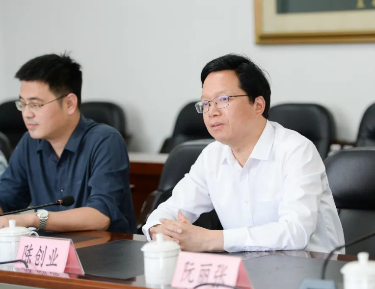 海峡导报携手厦门一中 谱写校园宣传新篇章_腾讯新闻