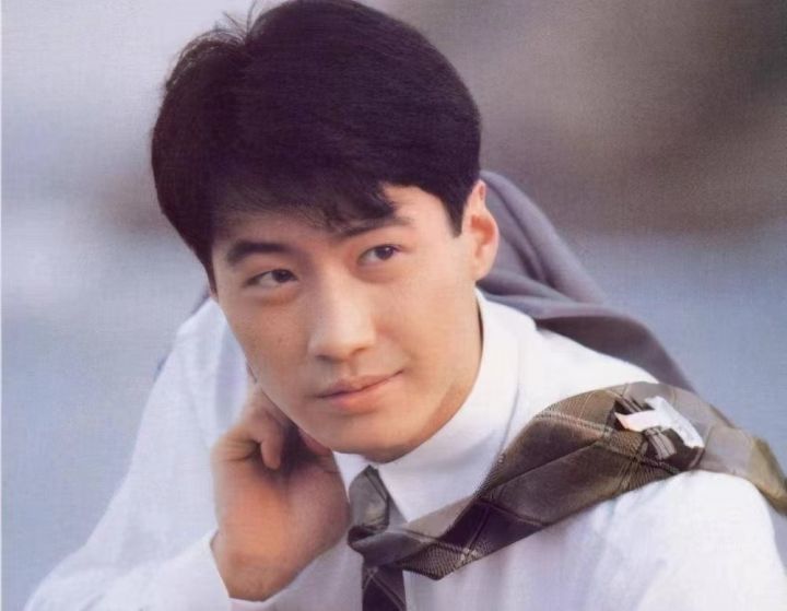 黎明的存在感并不是很强,1991年黎明才火了起来,在当年华东水灾赈灾