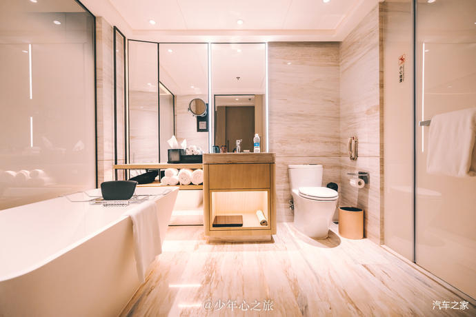 浴室内洗发水,沐浴露,身体乳,肥皂等洗漱用品都是高端品牌argus