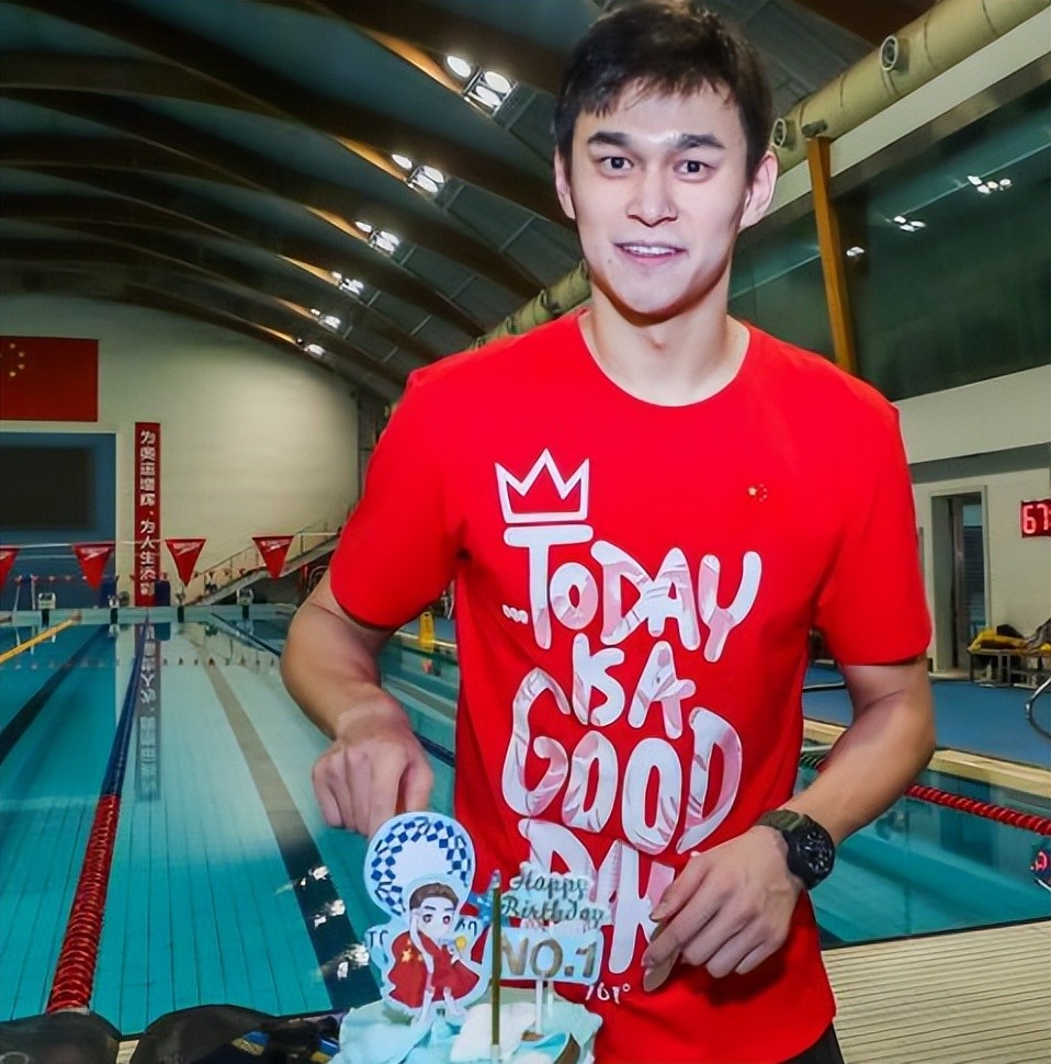 中国游泳冠军孙杨近况每天仍坚持训练游泳海南免税城直播