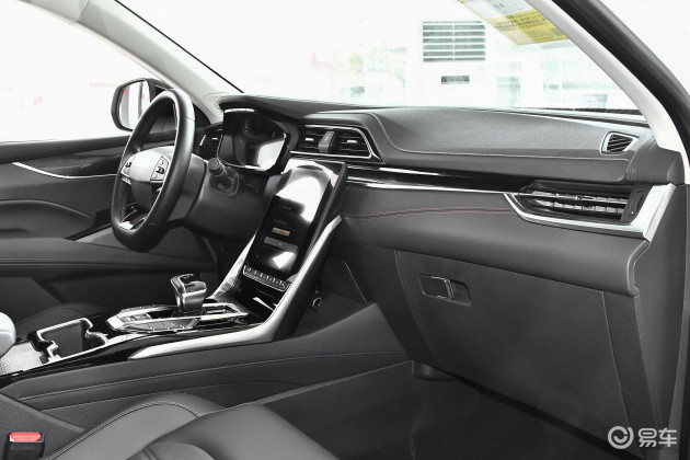 内饰风格上,上汽大通maxus d60更强调时尚帅气和有层次感.