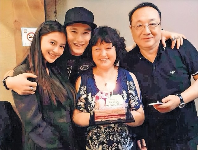 黄晓明之母张素霞:挽救过儿子的婚姻,现在她的心最痛