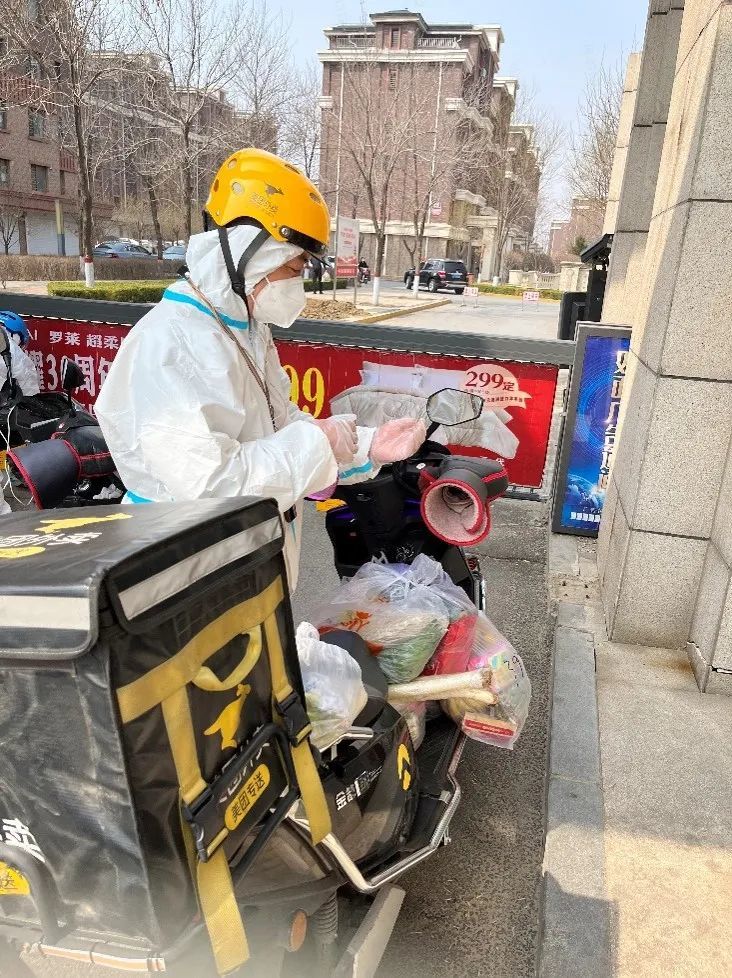 田路的本职工作是一名美团外卖骑手,在参与志愿者工作期间,他依然保证